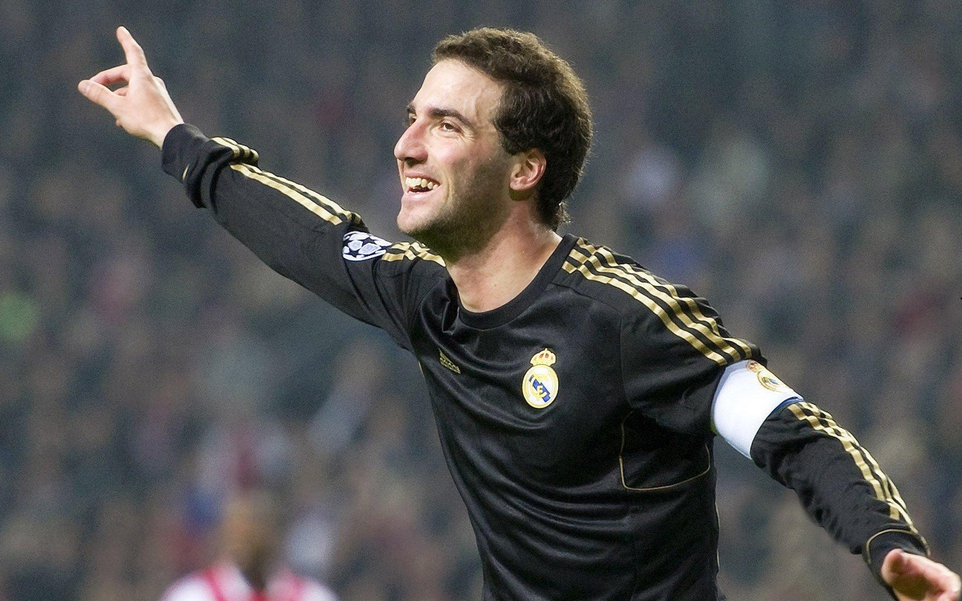 阿莱格里盛赞米兰夏训成果,球员专注度与团队磨合成制胜关键